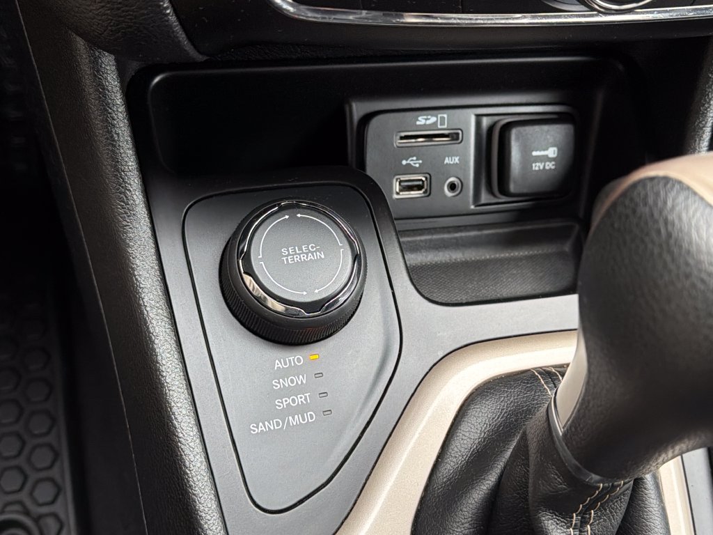 Used 2016 Jeep Cherokee Latitude w/ Comfort/Convenience Group AWD/4WD image 22