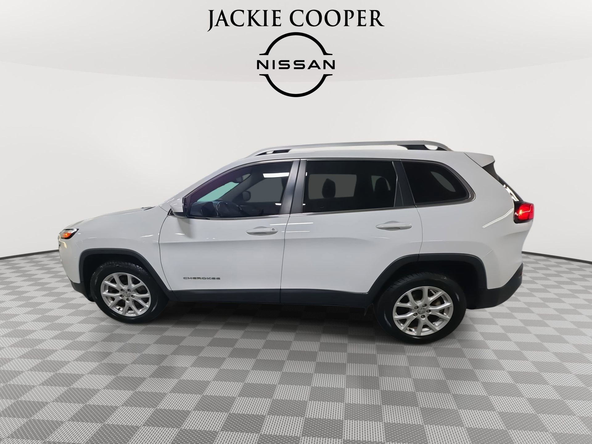 Used 2017 Jeep Cherokee Latitude w/ Cold Weather Group image 8