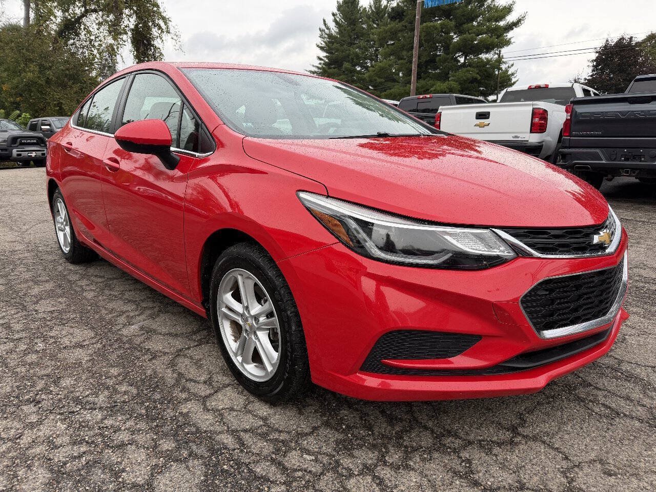 Used 2018 Chevrolet Cruze LT w/ Convenience Package FWD image 3