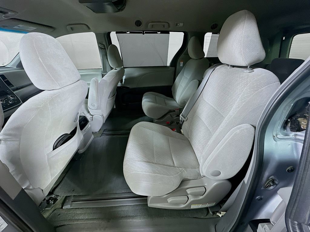 Used 2017 Toyota Sienna LE image 15