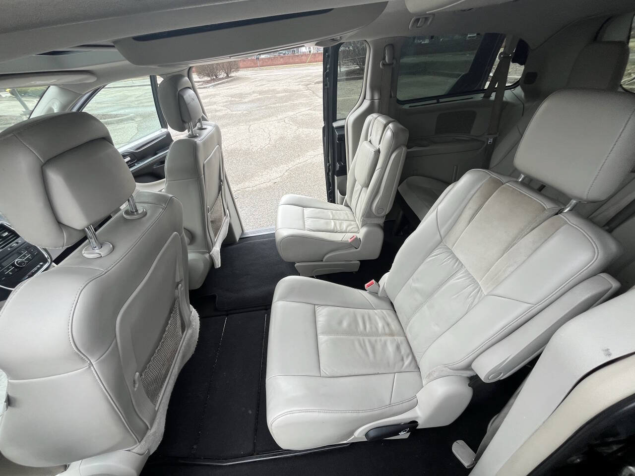 Used 2012 Chrysler Town & Country Limited w/ Luxury Group FWD image 15