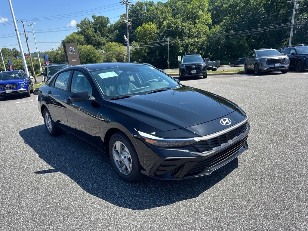 New 2026 Hyundai Elantra SE FWD image 2