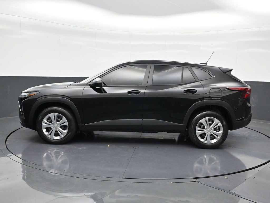 Used 2025 Chevrolet Trax LS image 2