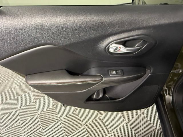 Used 2016 Jeep Cherokee 75th Anniversary AWD/4WD image 37