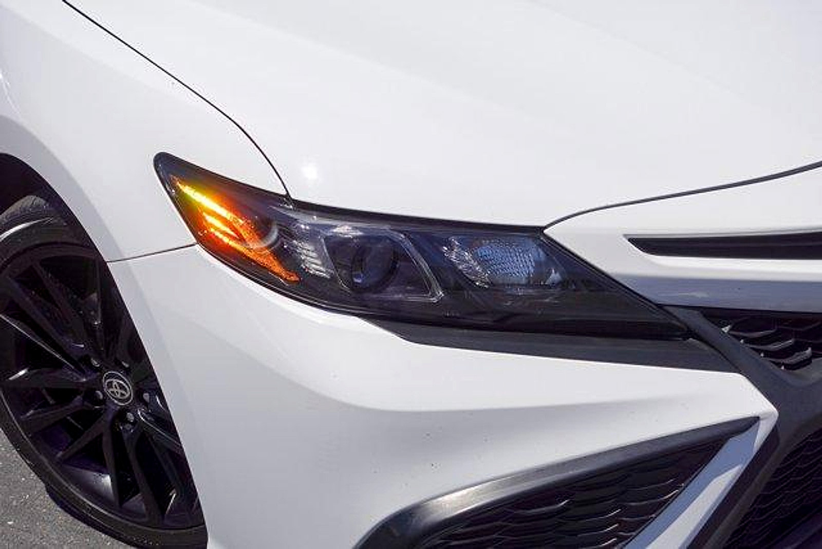 Used 2022 Toyota Camry SE FWD image 2