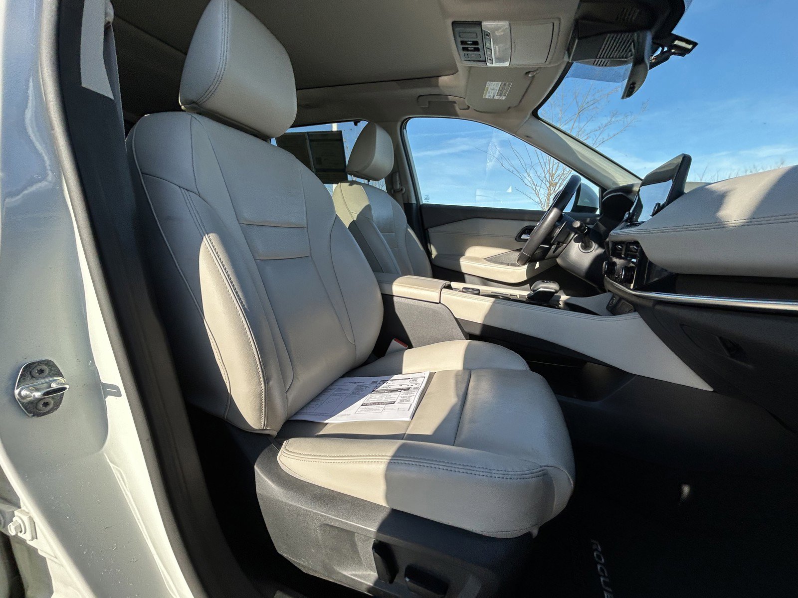 Used 2023 Nissan Rogue SL w/ SL Premium Package image 16