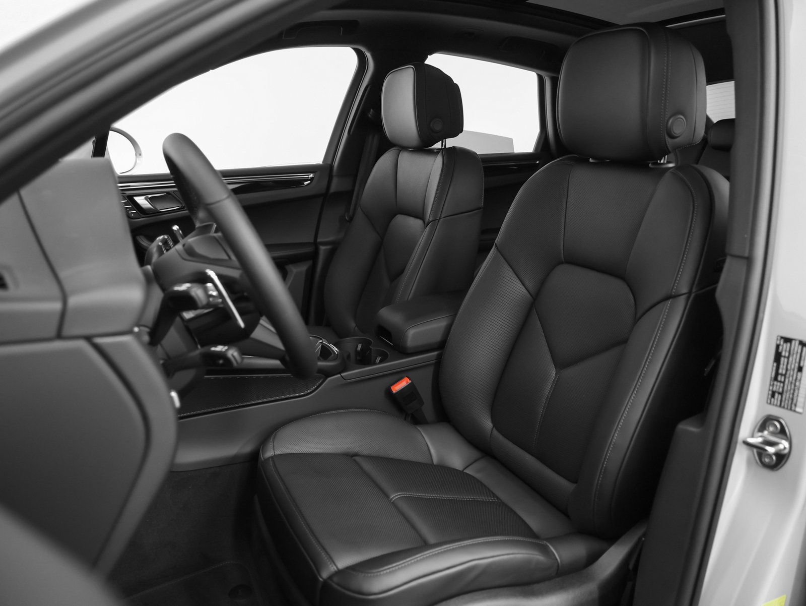 Certified 2026 Porsche Macan AWD/4WD image 40