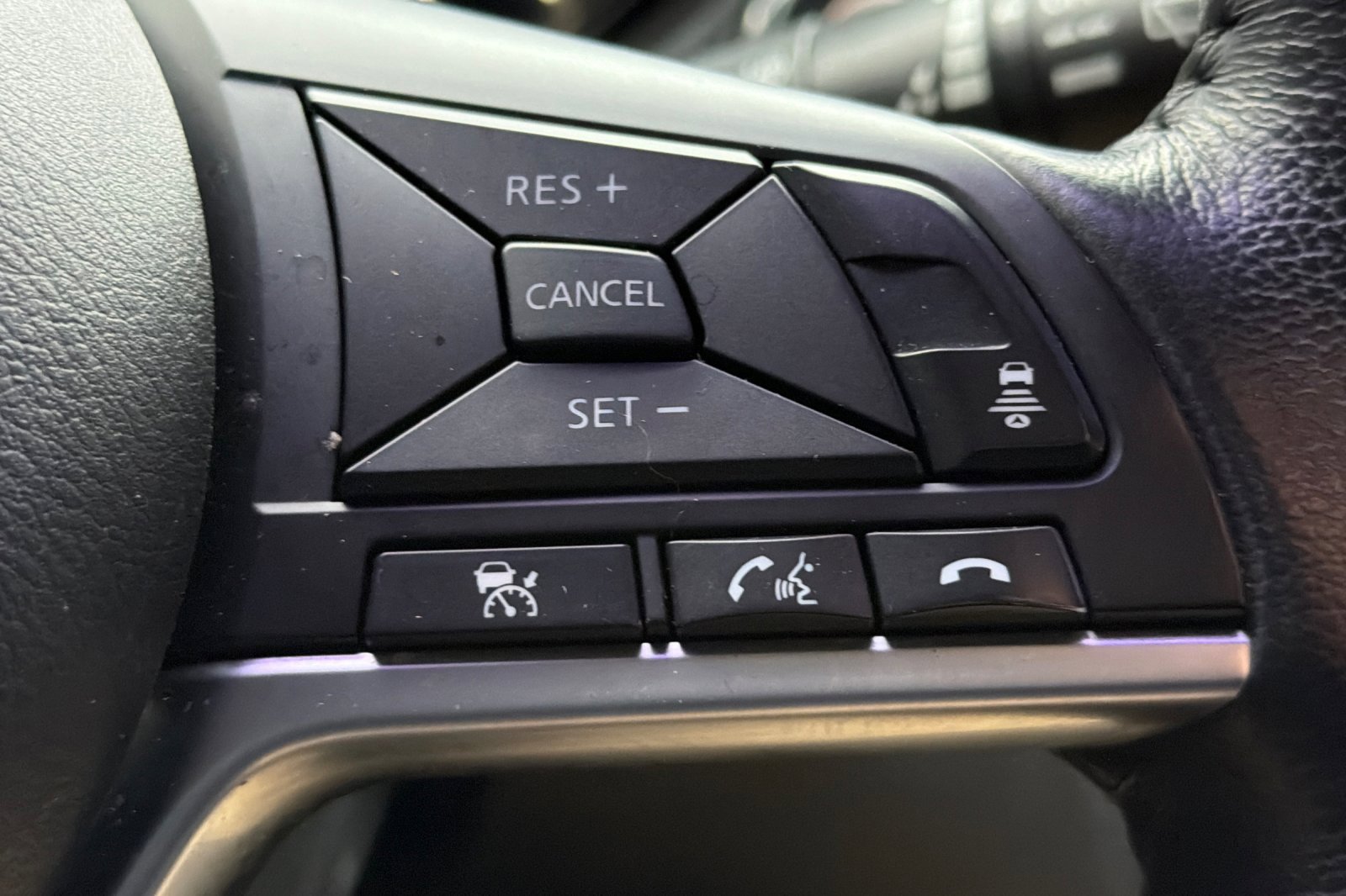 Used 2018 Nissan Rogue Sport SL image 34