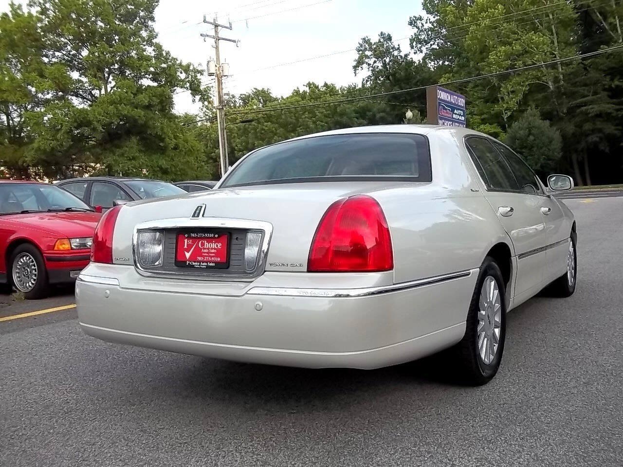 Used 2005 Lincoln Town Car Signature RWD image 3