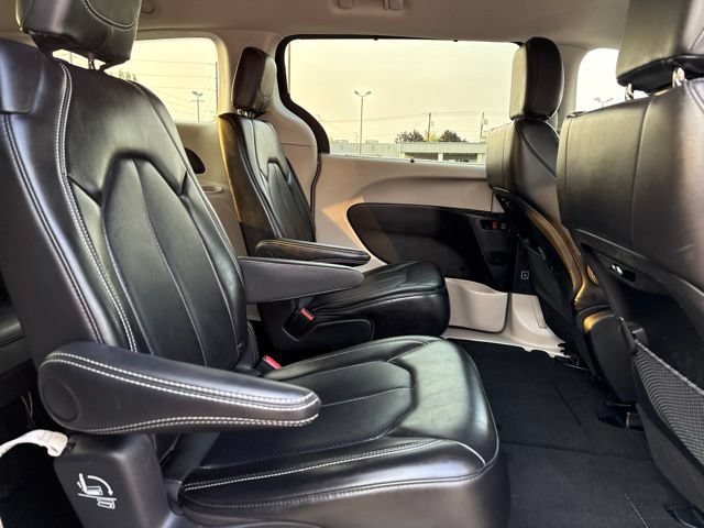Used 2024 Chrysler Pacifica Touring-L FWD image 12