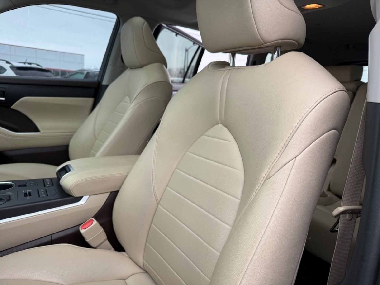 Used 2020 Toyota Highlander XLE image 17