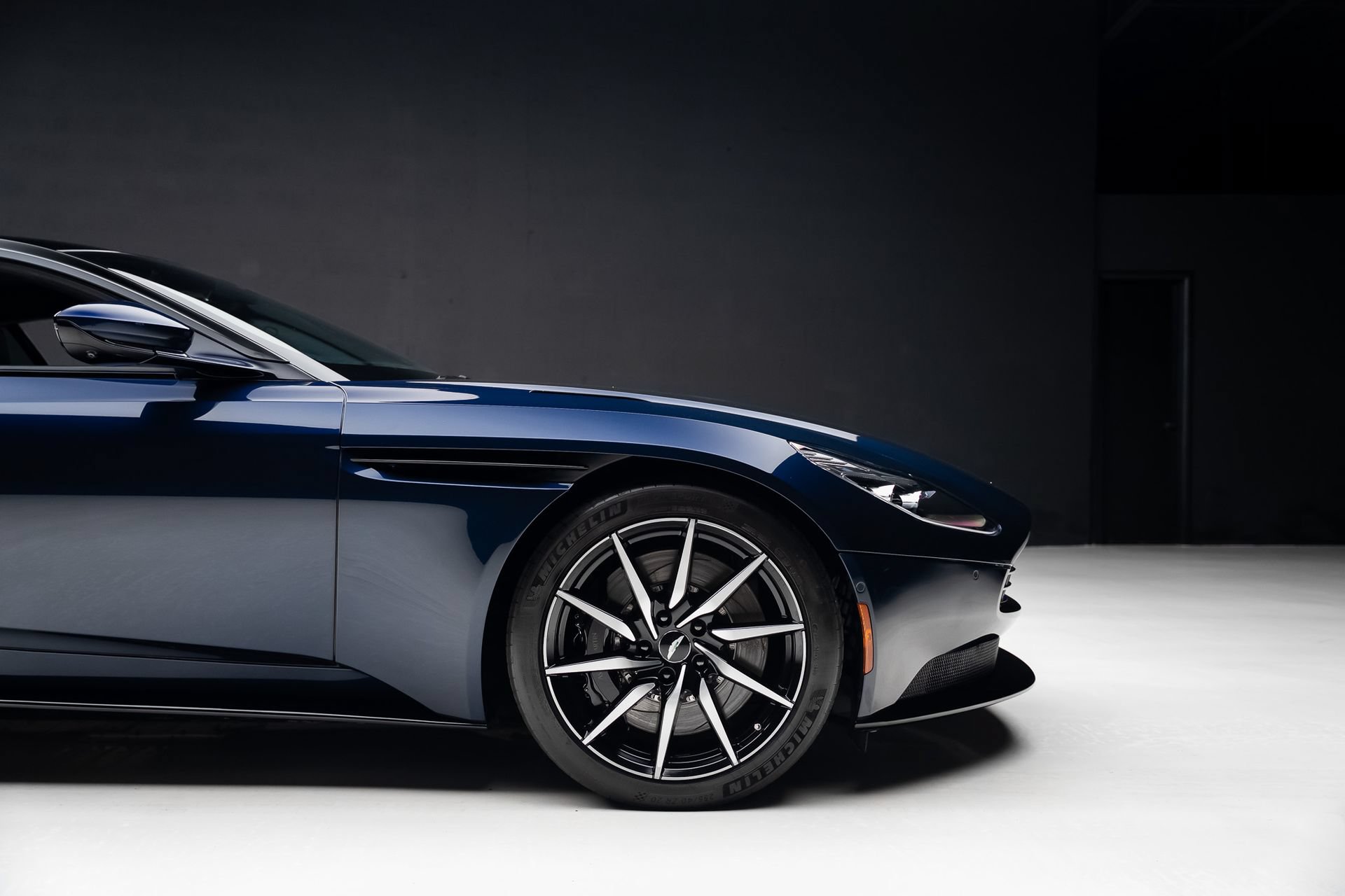 Used 2018 Aston Martin DB11 V12 RWD image 37