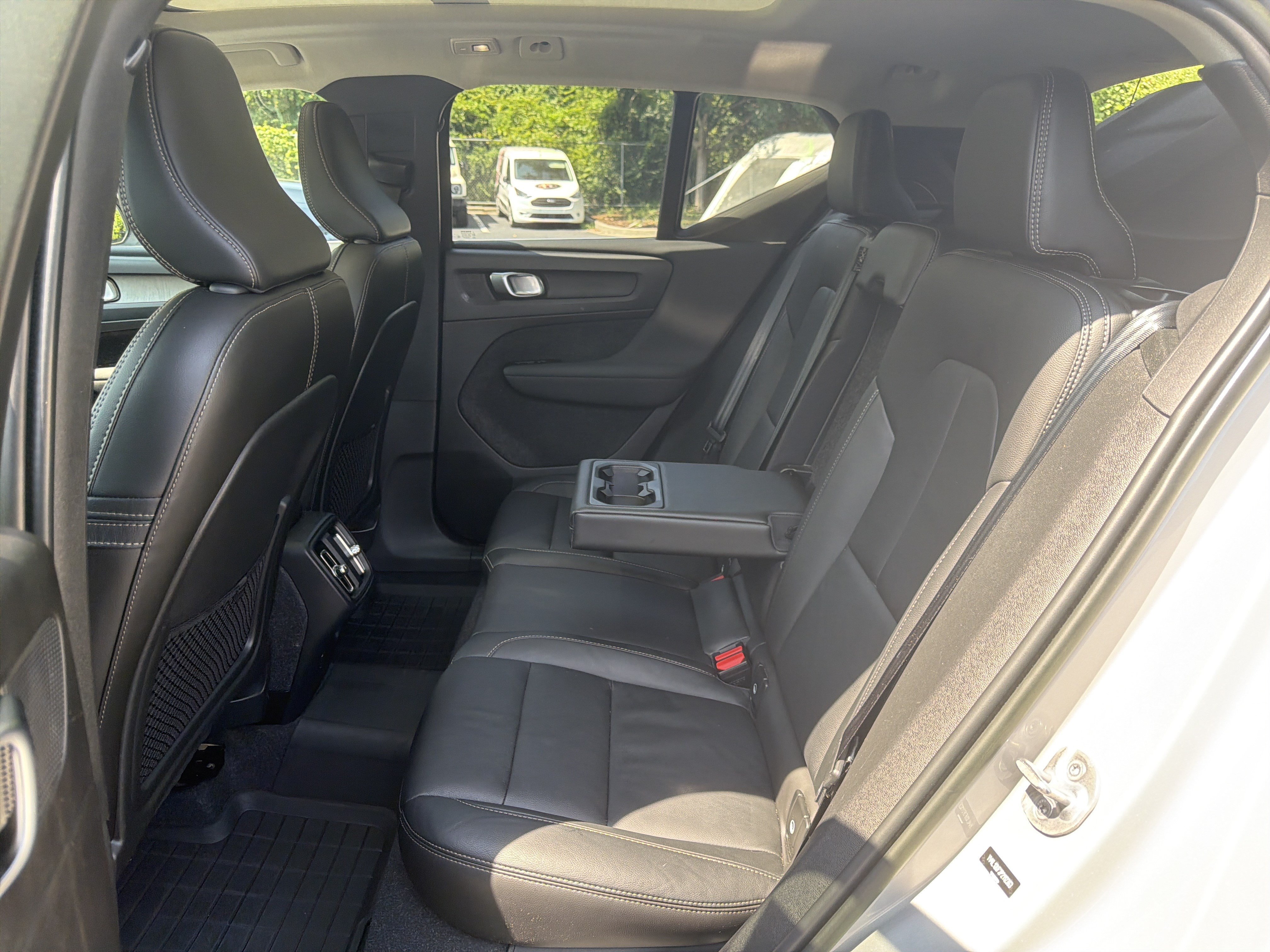 Certified 2023 Volvo XC40 B5 Ultimate w/ Protection Package Premier AWD/4WD image 32