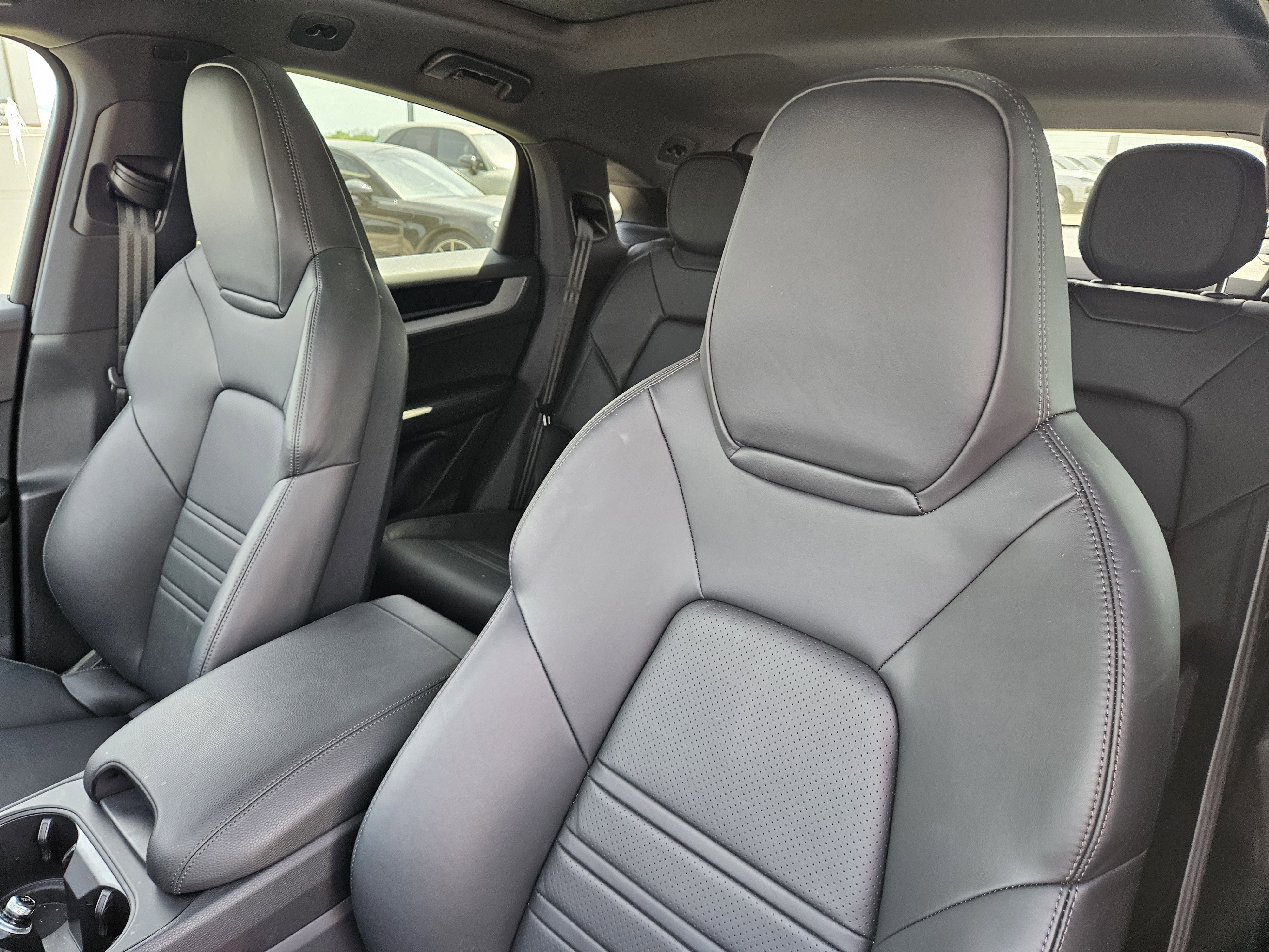 Certified 2025 Porsche Cayenne Coupe image 6