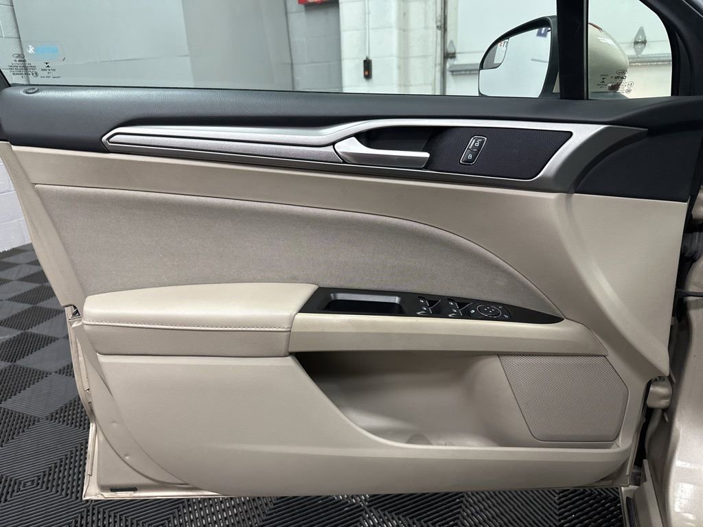 Used 2017 Ford Fusion SE w/ Fusion SE Technology Package image 17