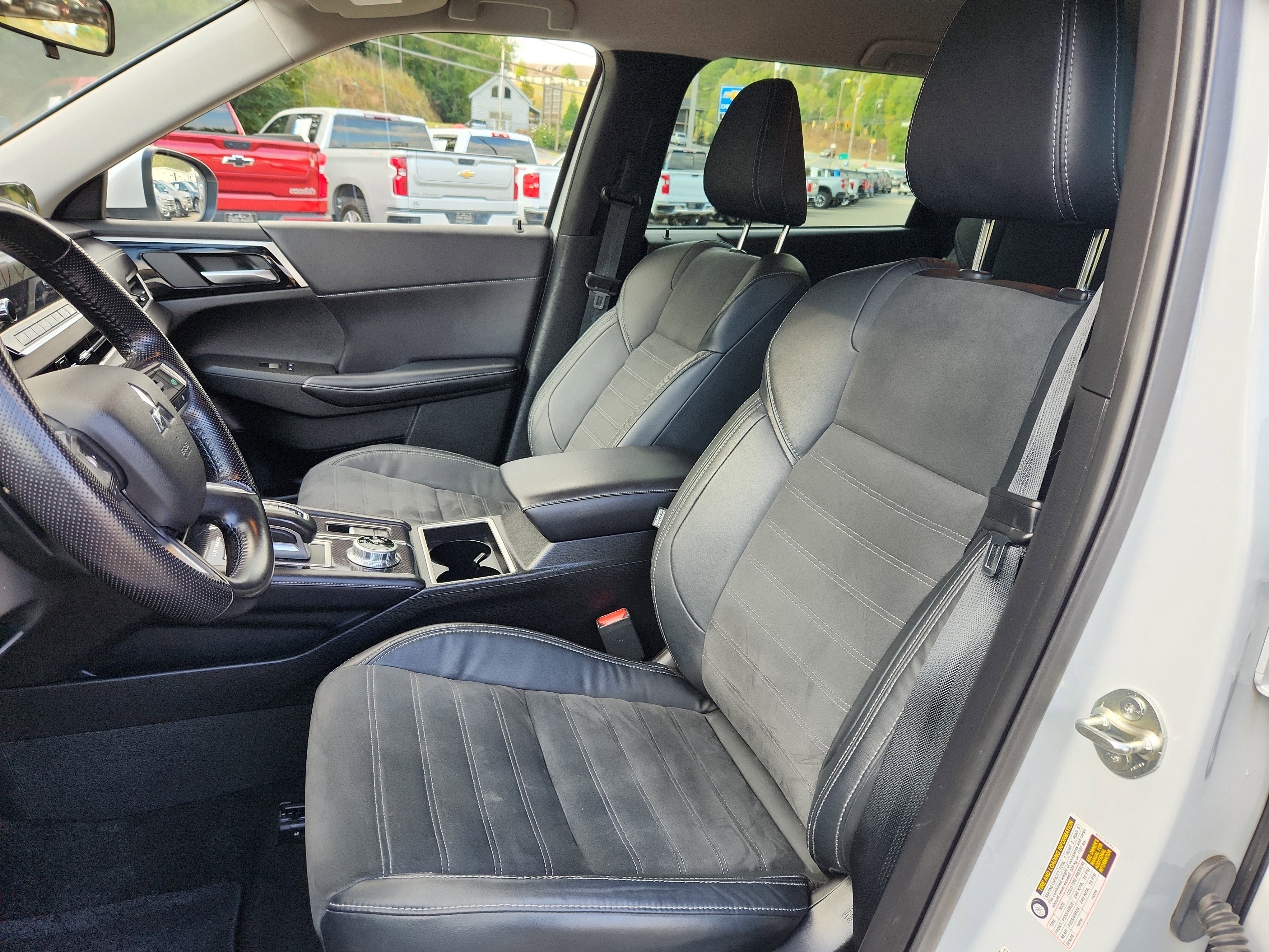 Used 2022 Mitsubishi Outlander SE image 13