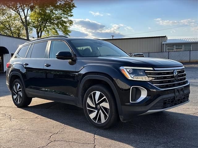 Used 2024 Volkswagen Atlas SE AWD/4WD image 2