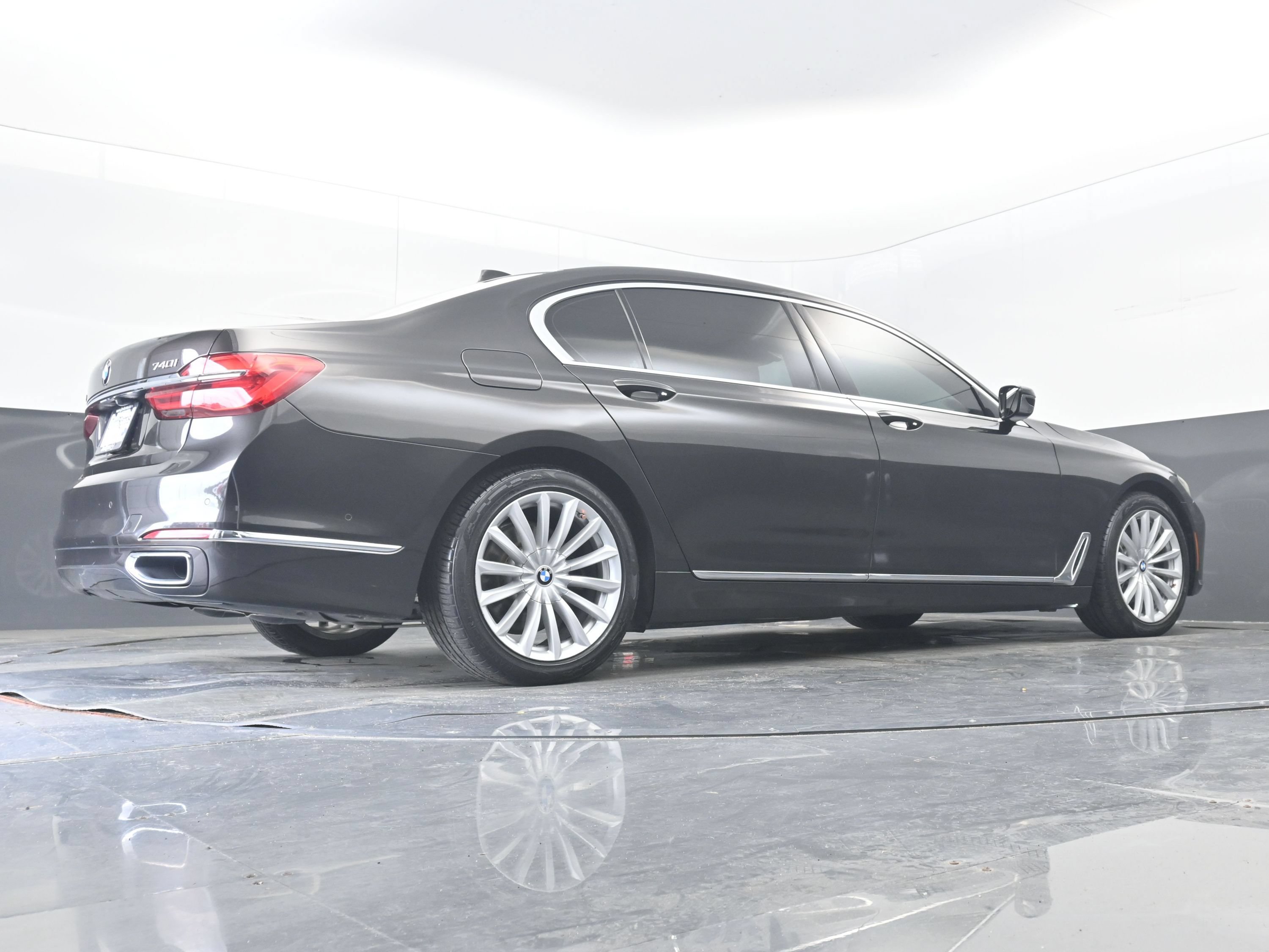 Used 2017 BMW 740i xDrive AWD/4WD image 29