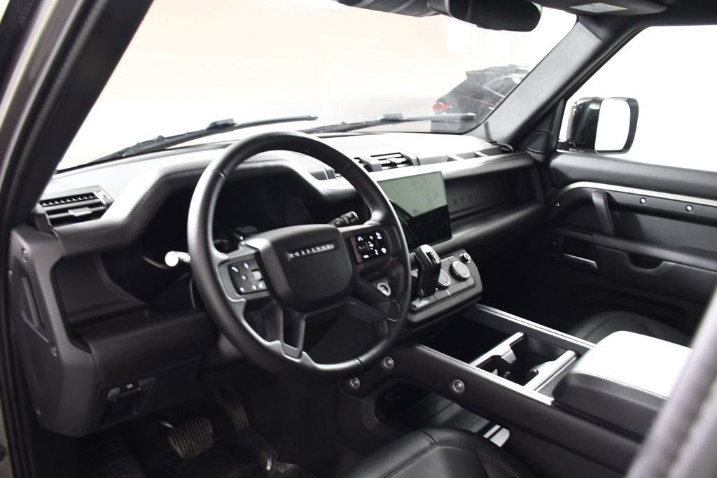 Used 2025 Land Rover Defender 130 X-Dynamic SE image 12
