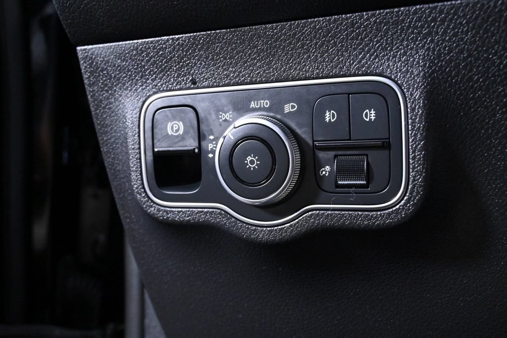 Used 2022 Mercedes-Benz GLB 250 4MATIC image 17