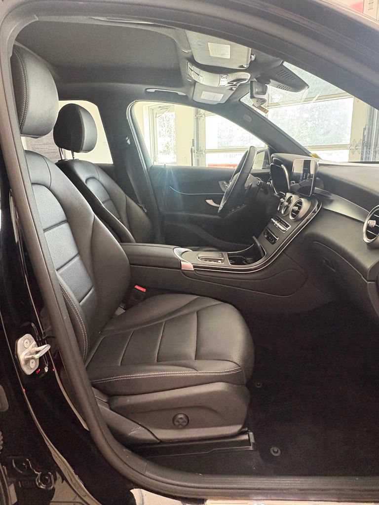 Used 2021 Mercedes-Benz GLC 300 4MATIC image 11