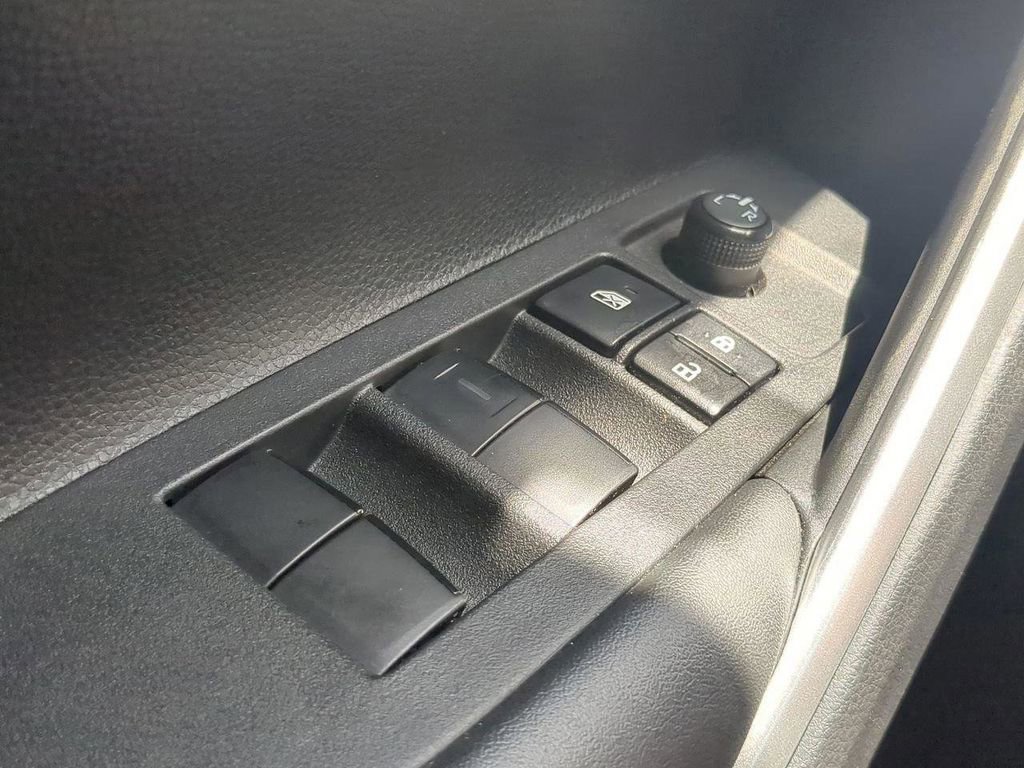 Used 2022 Toyota Corolla Cross XLE FWD image 18