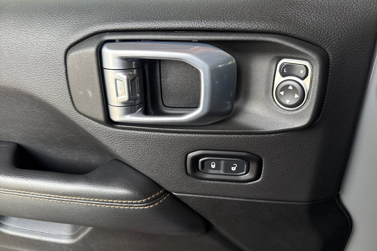 Used 2023 Jeep Wrangler Unlimited Sahara AWD/4WD image 11