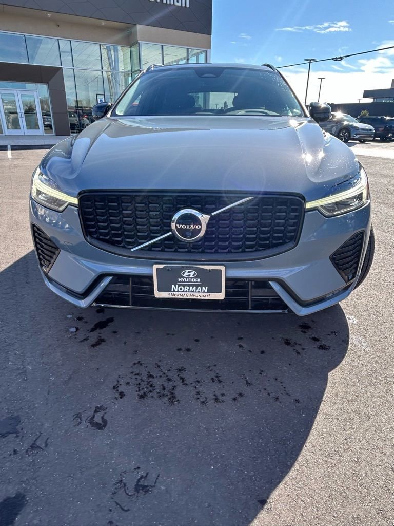 Used 2023 Volvo XC60 B5 Plus image 2