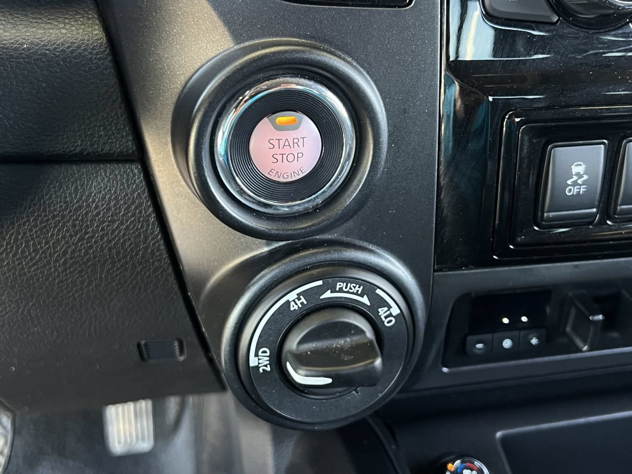 Used 2023 Nissan Titan PRO-4X w/ Pro-4x Convenience Package AWD/4WD image 19