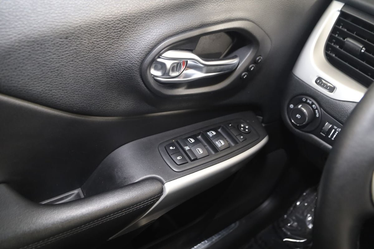 Used 2018 Jeep Cherokee Overland AWD/4WD image 28