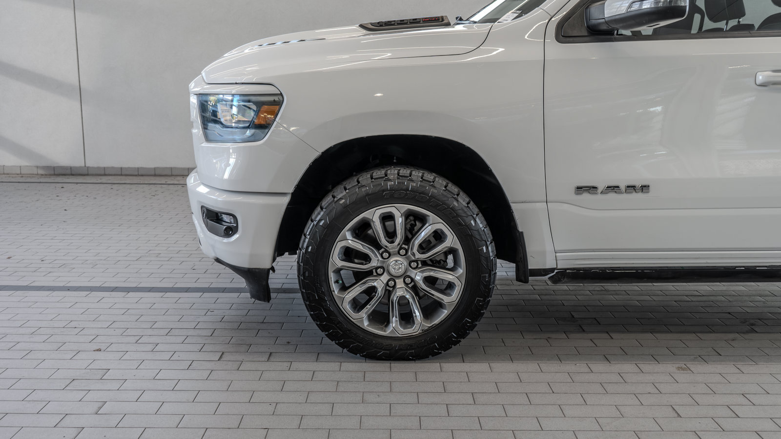 Used 2023 RAM 1500 Laramie AWD/4WD image 4