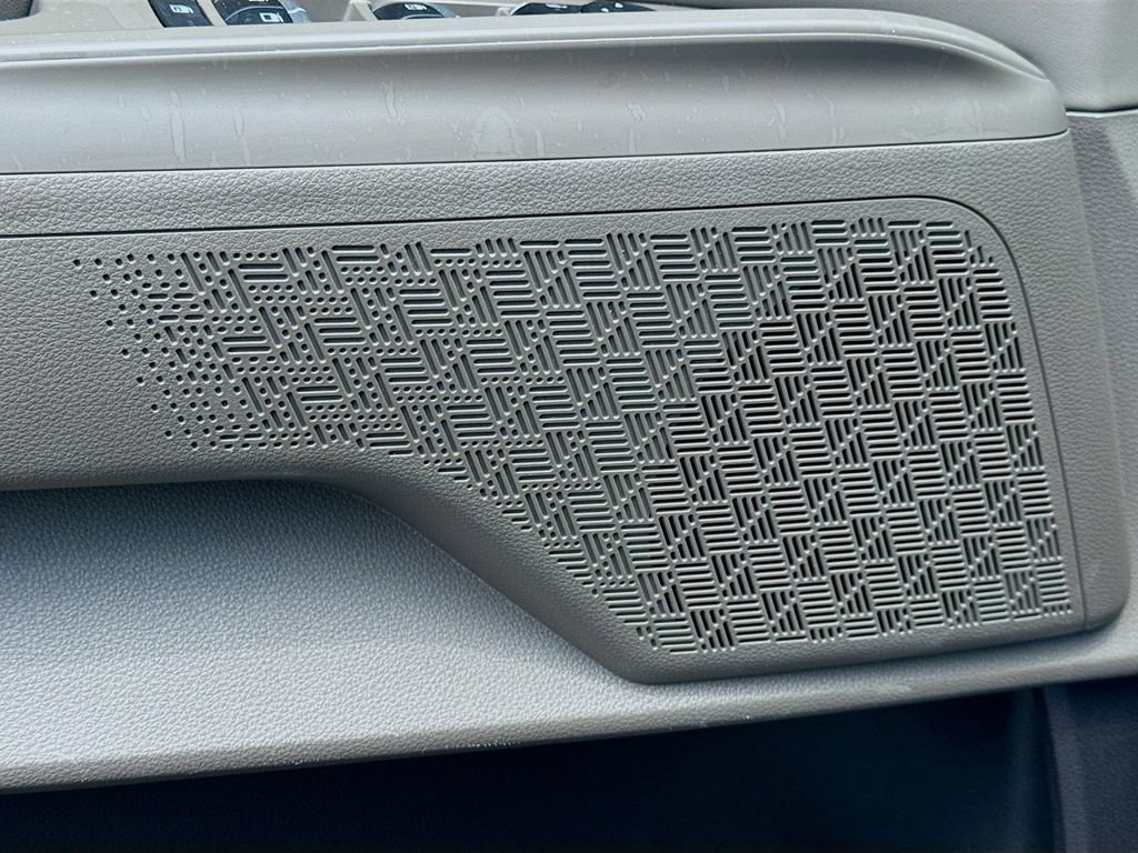 Certified 2025 Kia Carnival FWD image 22