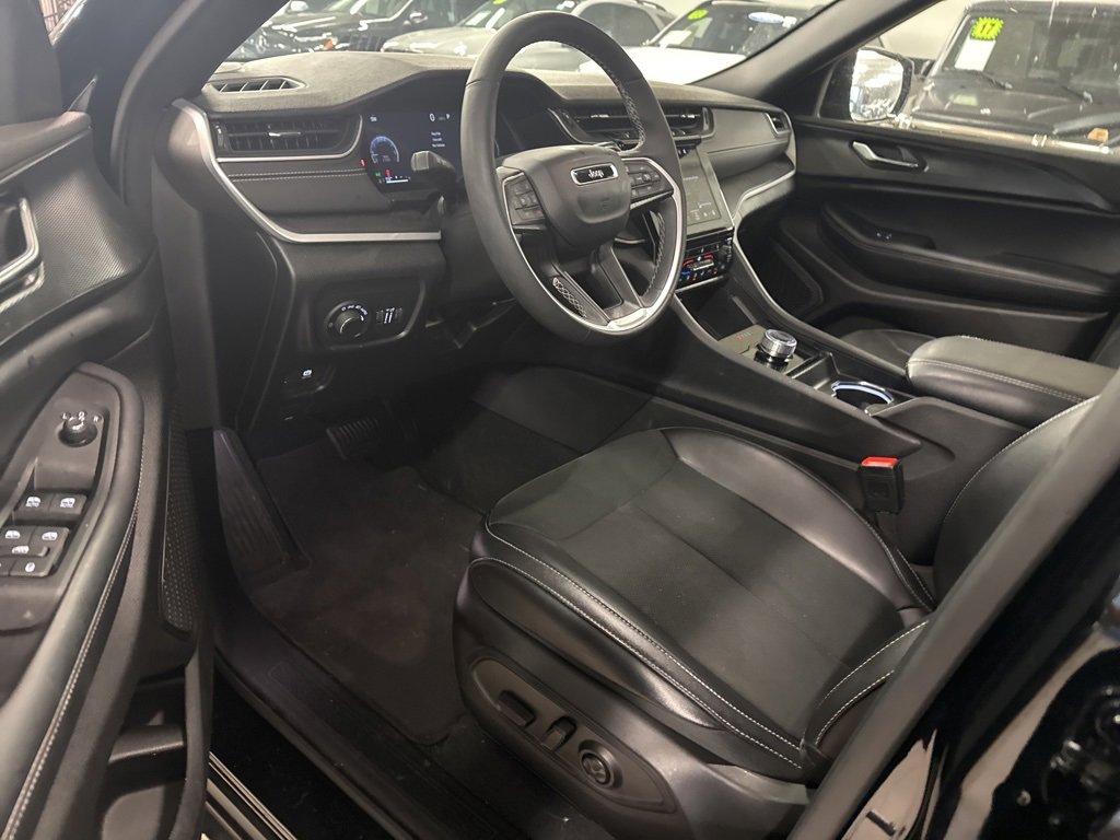 Used 2025 Jeep Grand Cherokee Altitude image 6