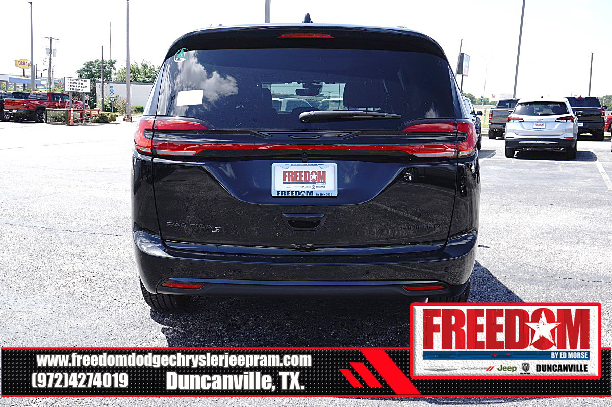 New 2027 Chrysler Pacifica Limited FWD image 4