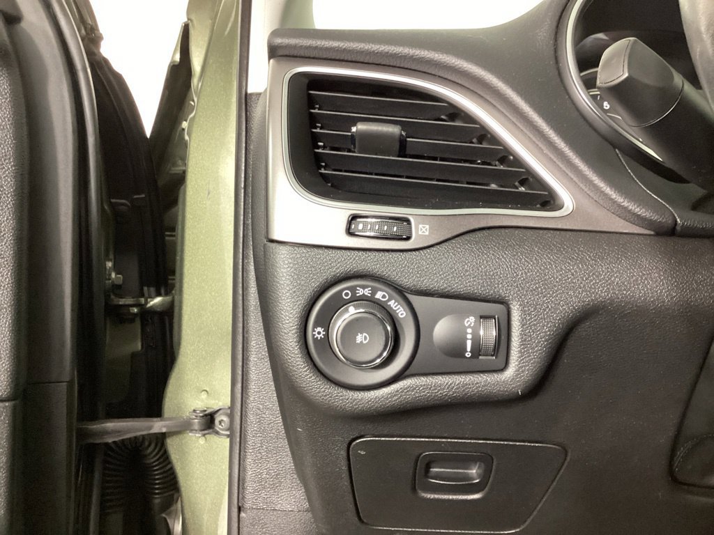 Used 2019 Jeep Cherokee Latitude w/ Cold Weather Group AWD/4WD image 12