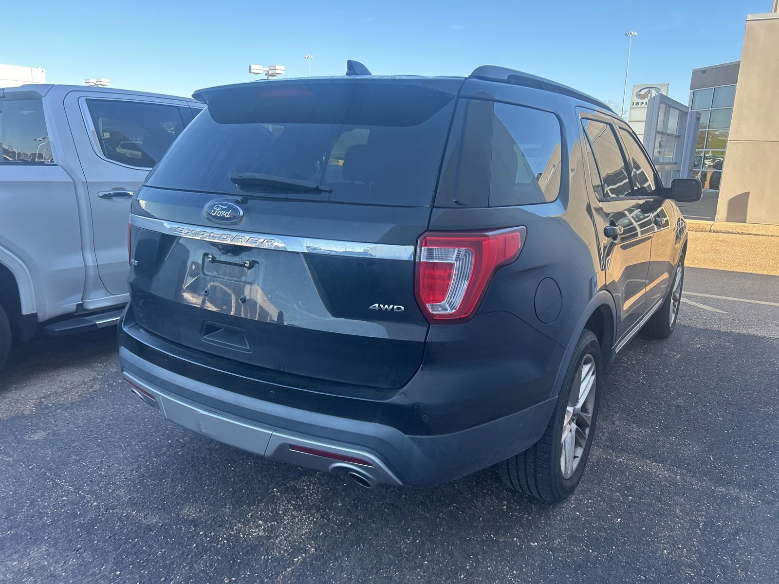 Used 2017 Ford Explorer XLT w/ Equipment Group 202A image 8