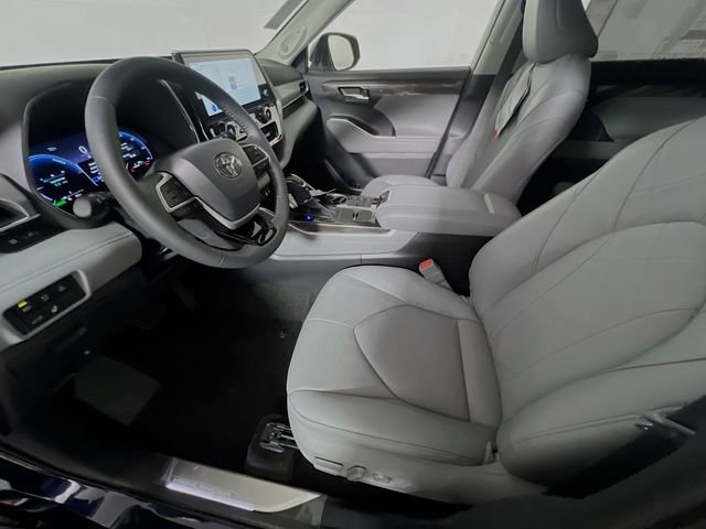 New 2026 Toyota Highlander Platinum image 12