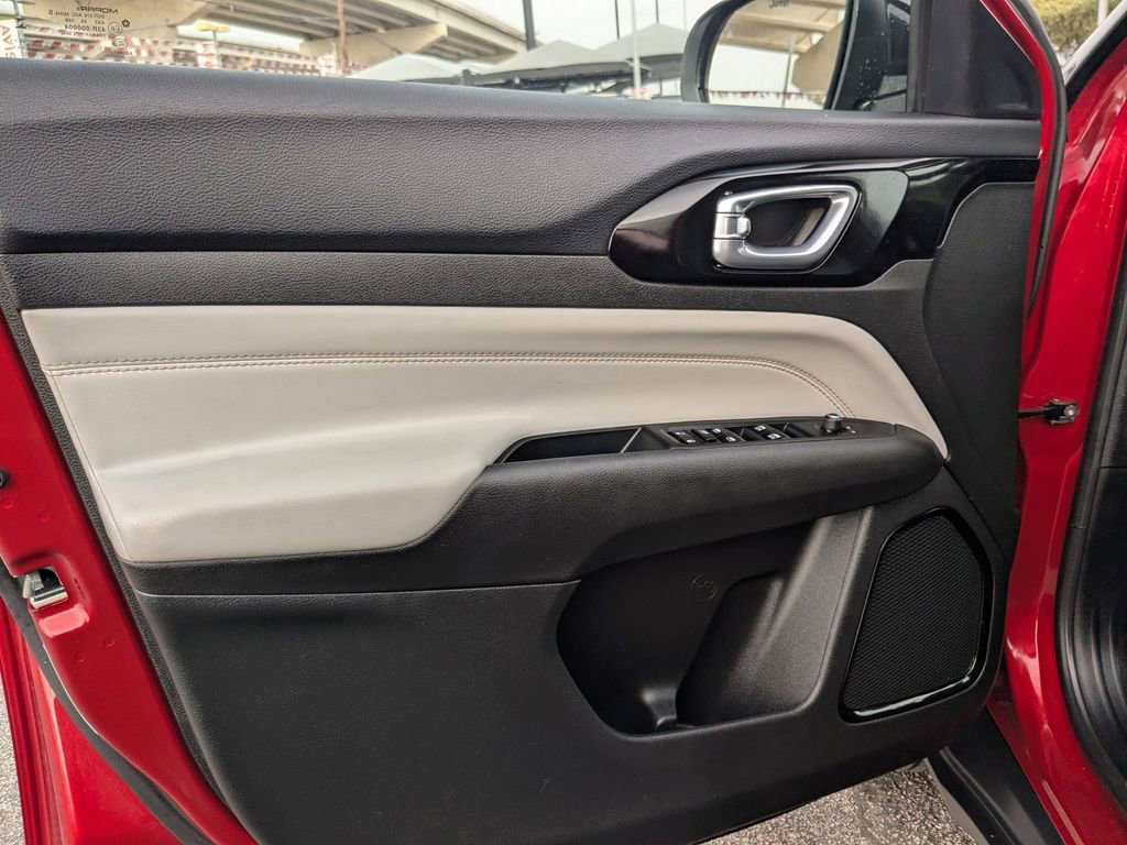 Used 2025 Jeep Compass Limited image 14