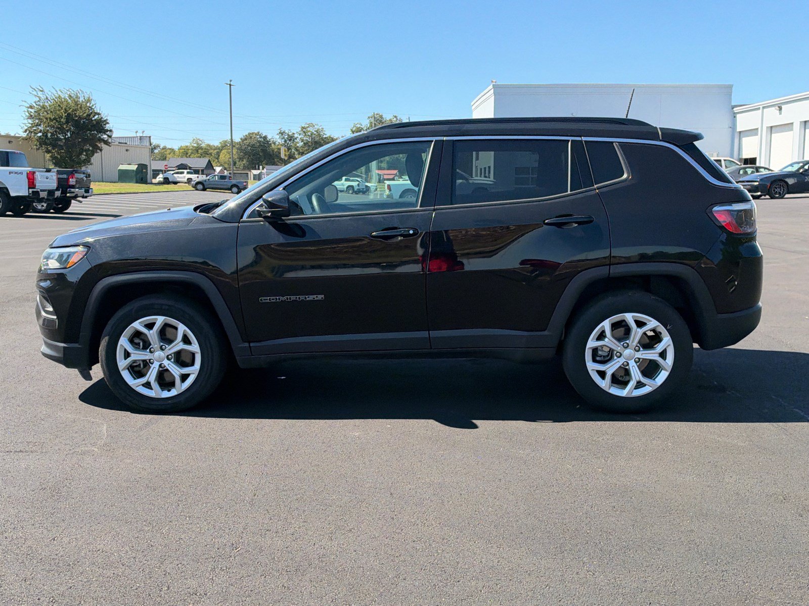 Used 2024 Jeep Compass Latitude AWD/4WD image 8