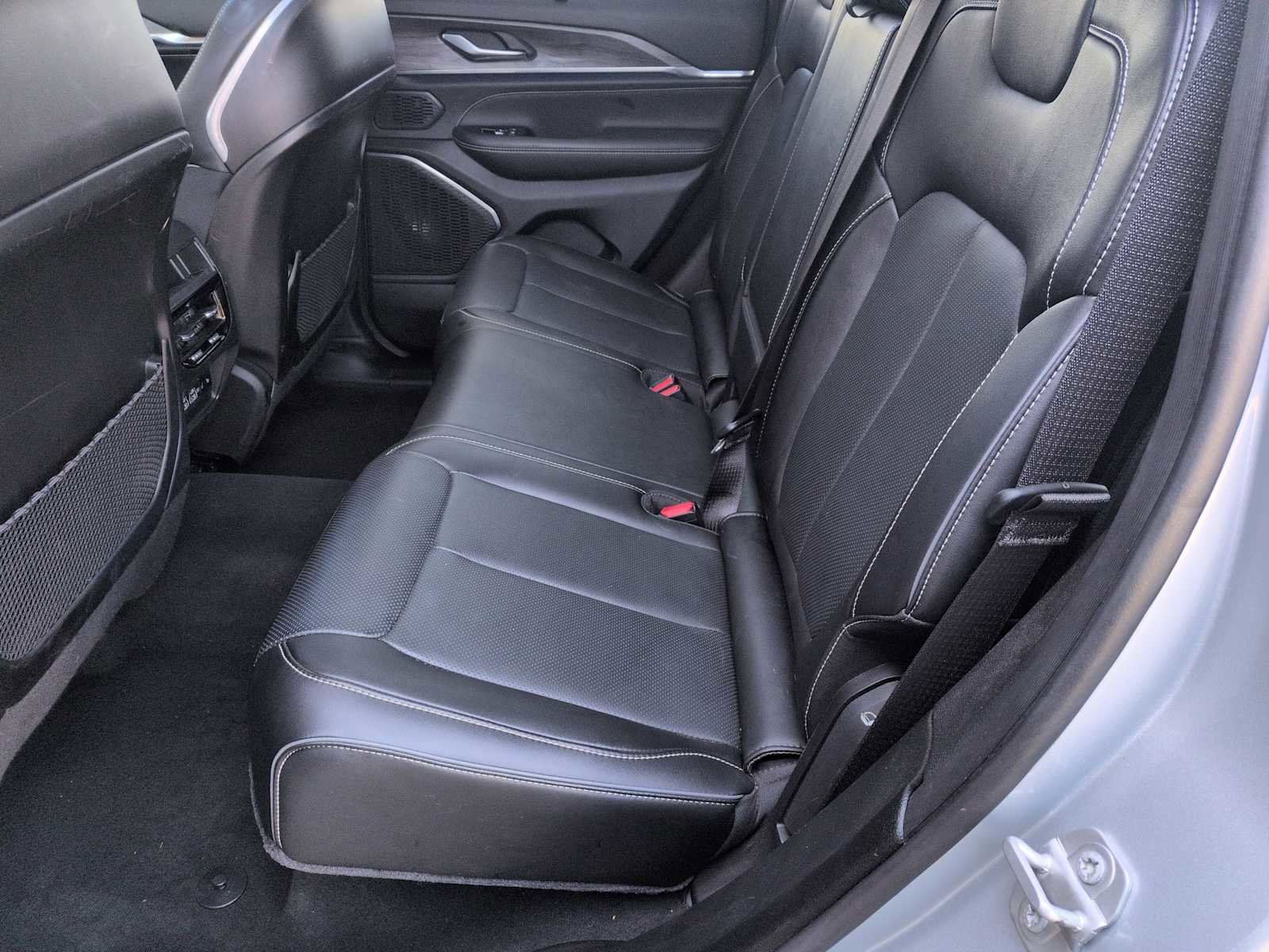 Used 2024 Jeep Grand Cherokee Overland w/ Luxury Tech Group IV image 20