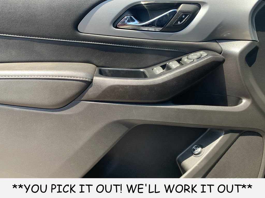 Used 2023 Chevrolet Traverse LT FWD image 11