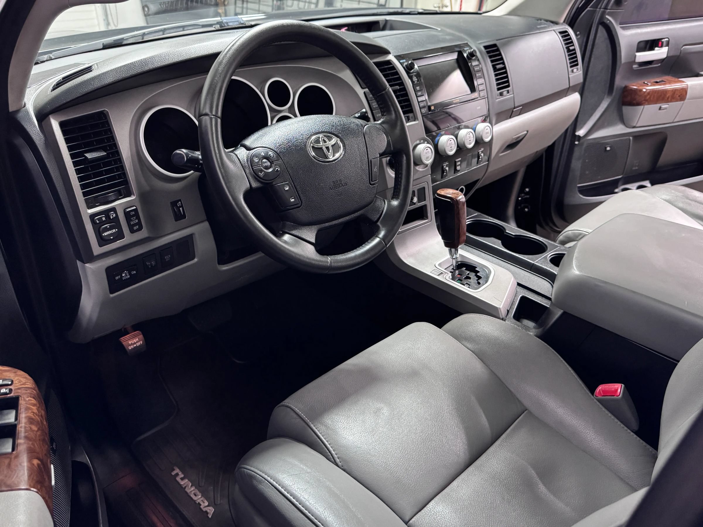 Used 2013 Toyota Tundra Limited w/ Memory Pkg AWD/4WD image 15