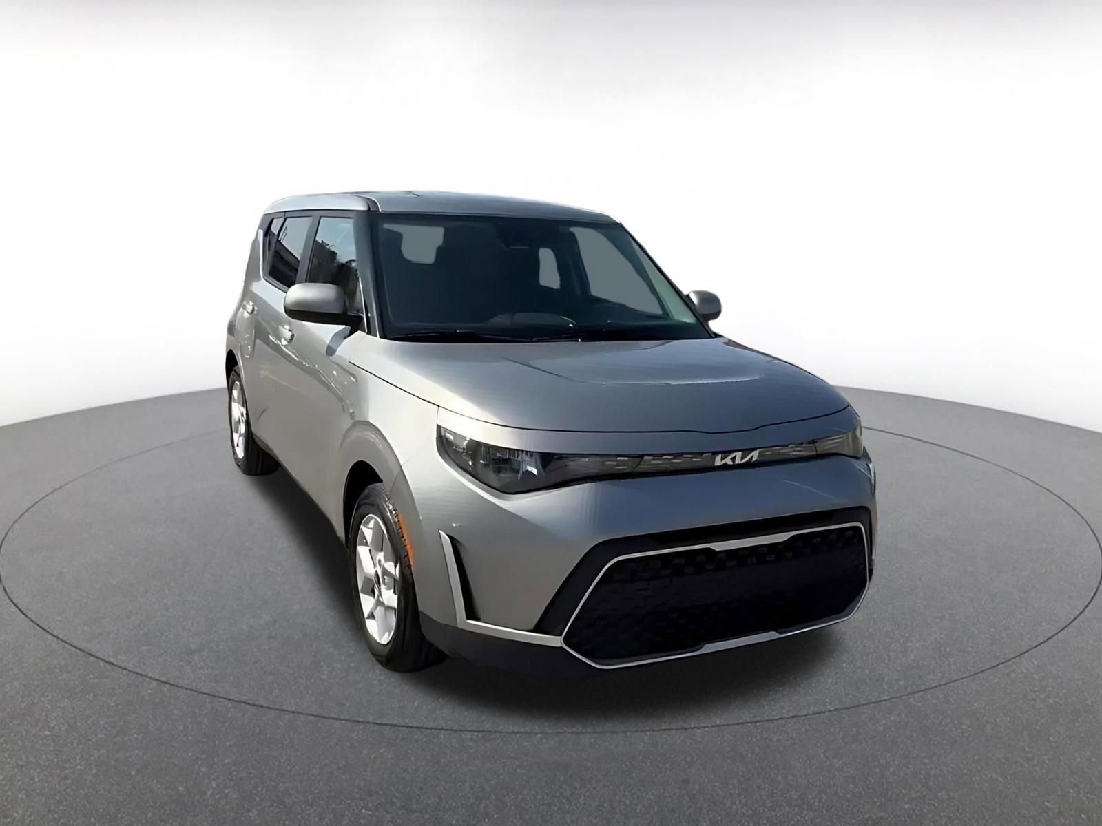 Used 2025 Kia Soul LX w/ LX Technology Package image 2