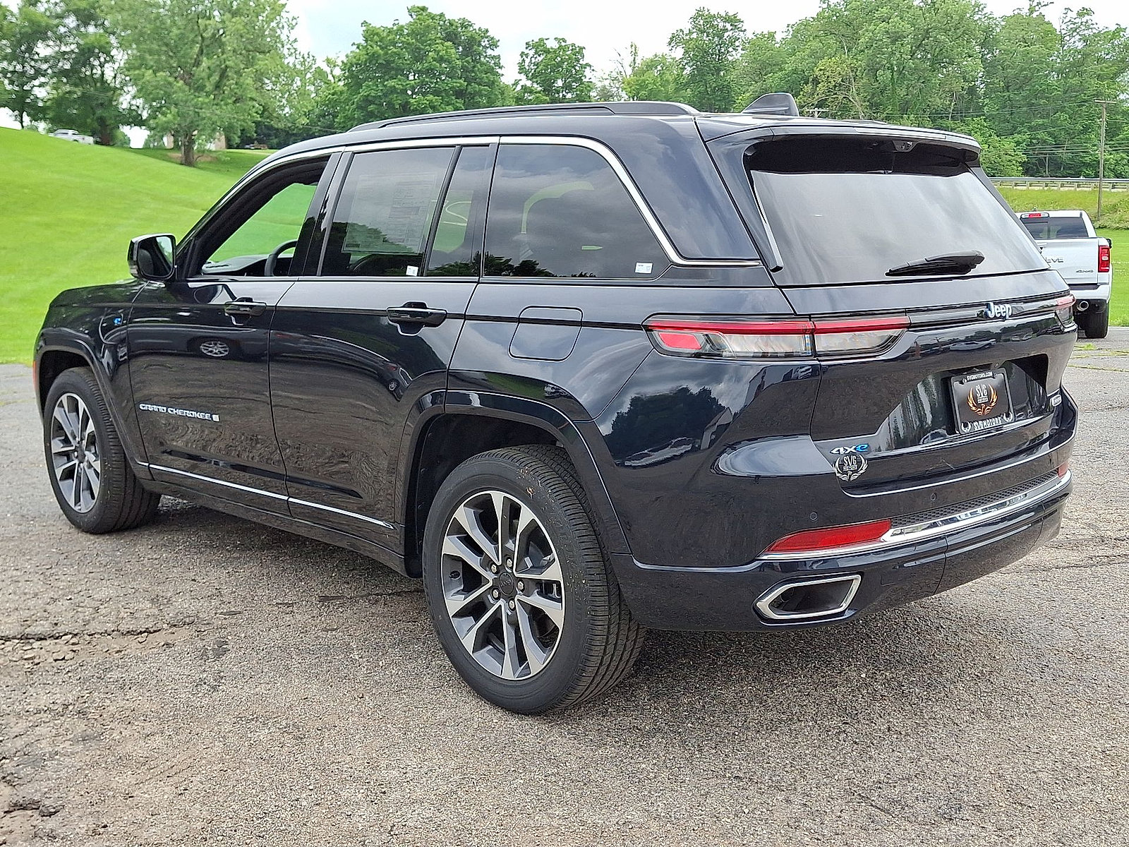 New 2024 Jeep Grand Cherokee Overland w/ Luxury Tech Group IV AWD/4WD image 11