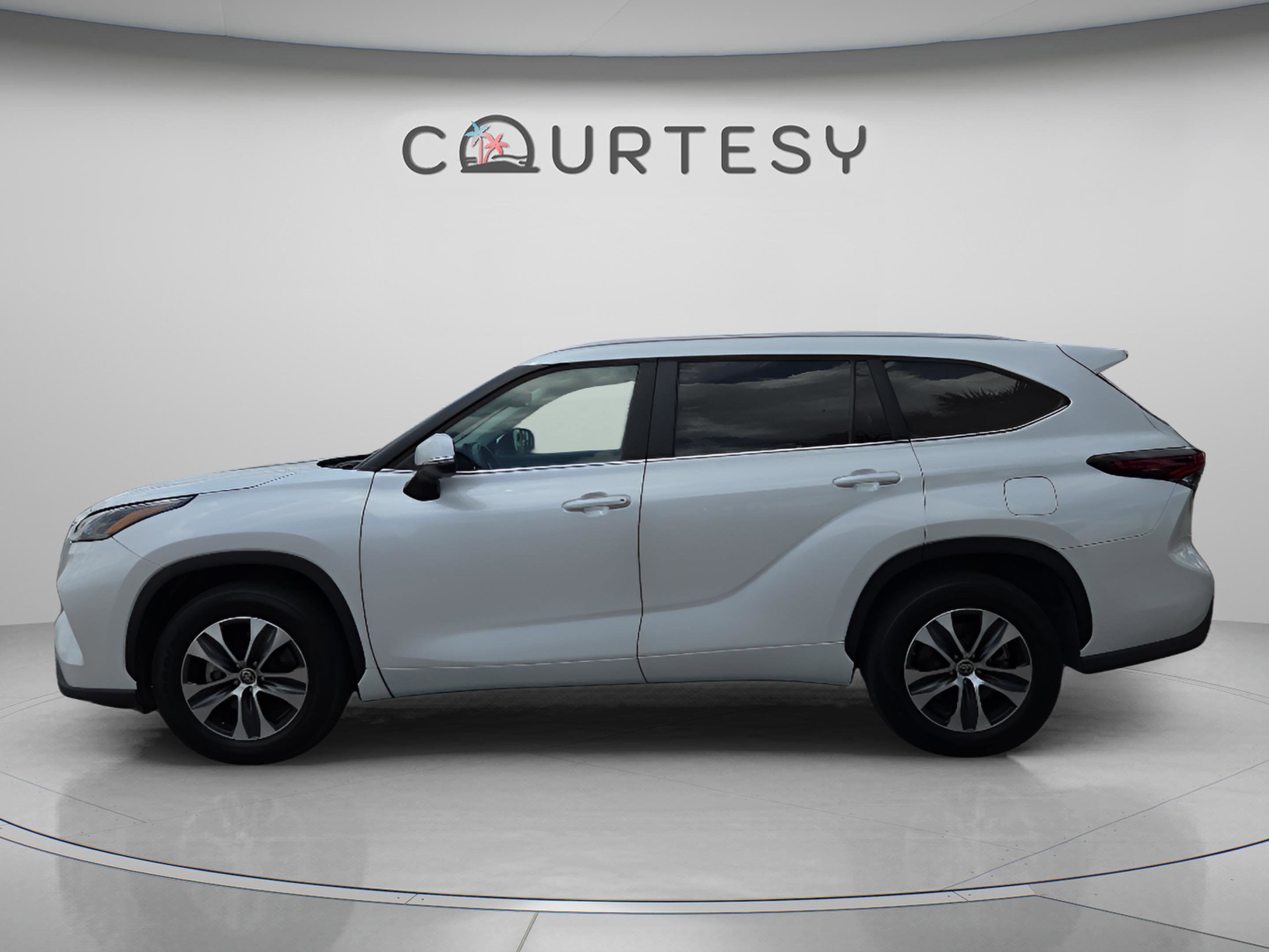 Certified 2024 Toyota Highlander XLE FWD image 2