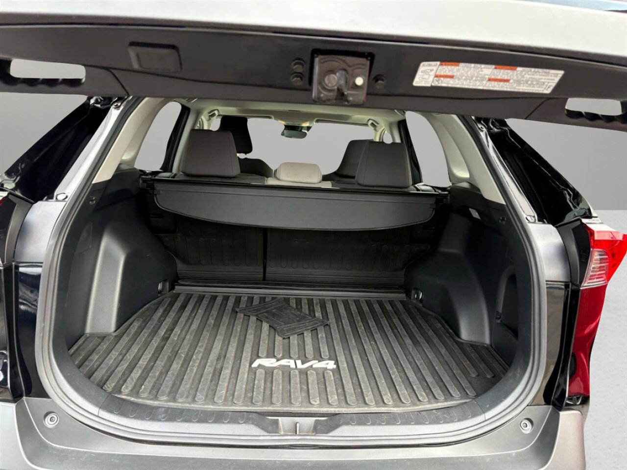 Used 2021 Toyota RAV4 XLE w/ Convenience Package image 28