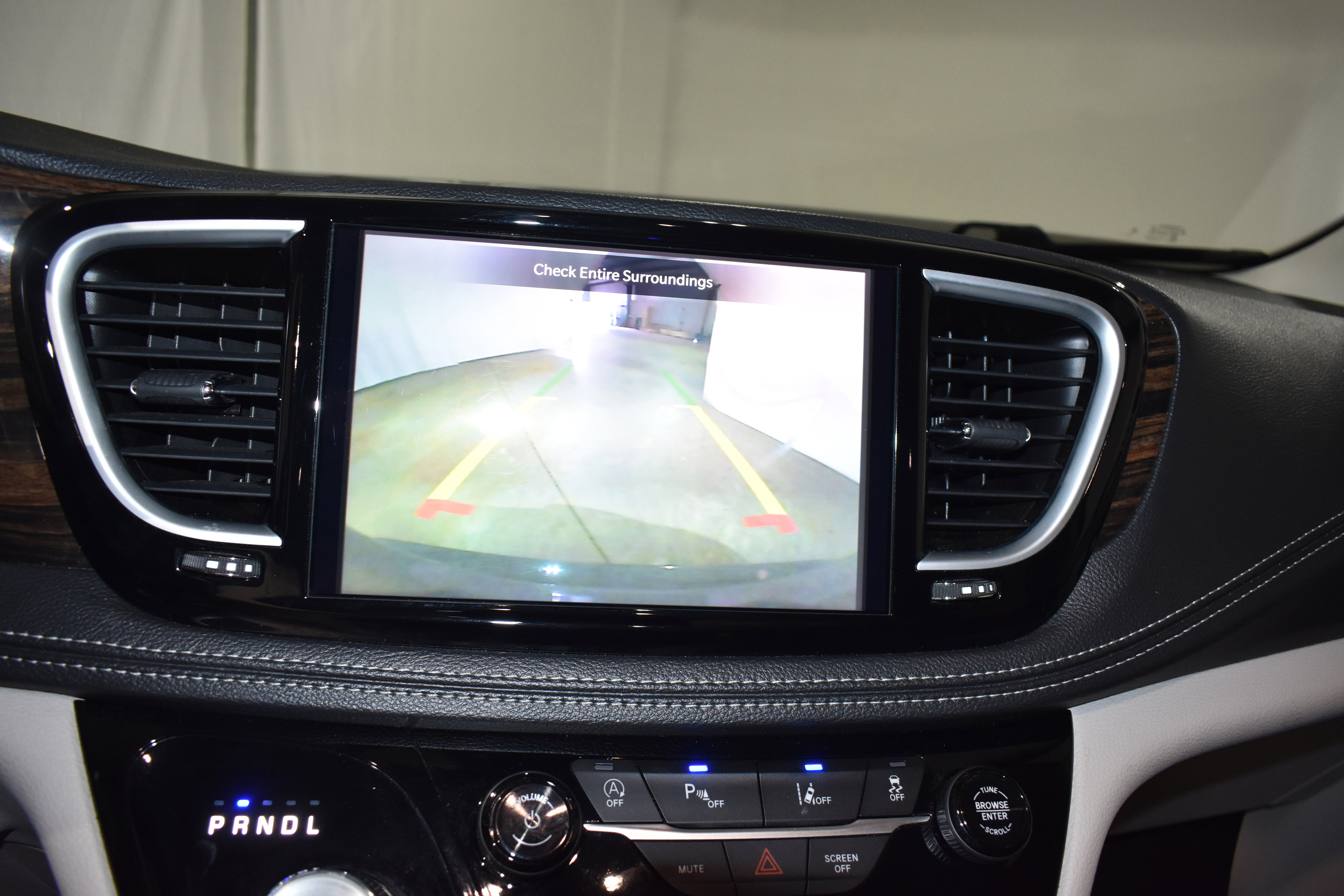 Used 2023 Chrysler Pacifica Limited FWD image 18