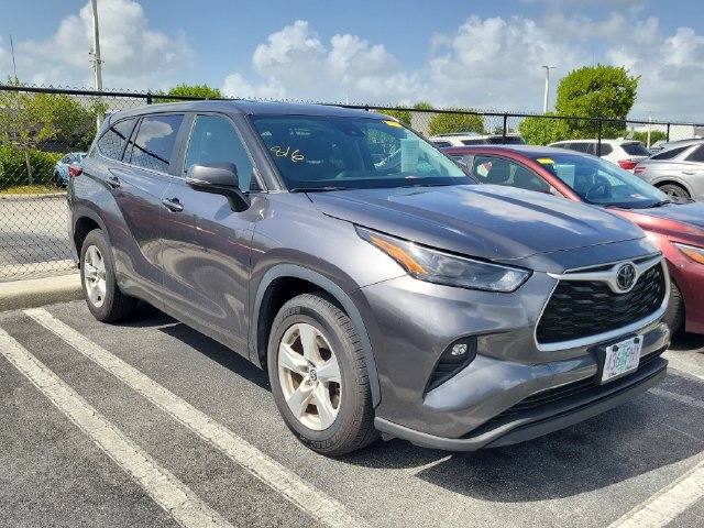 Used 2023 Toyota Highlander LE FWD image 2