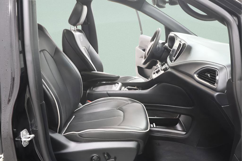 Used 2025 Chrysler Pacifica Limited FWD image 32