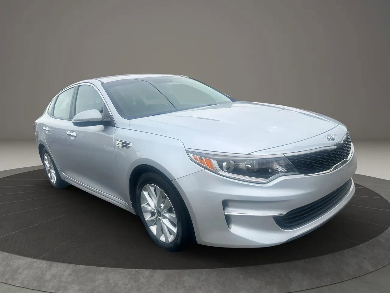 Used 2018 Kia Optima LX w/ 17" Alloy Wheels Package FWD image 3